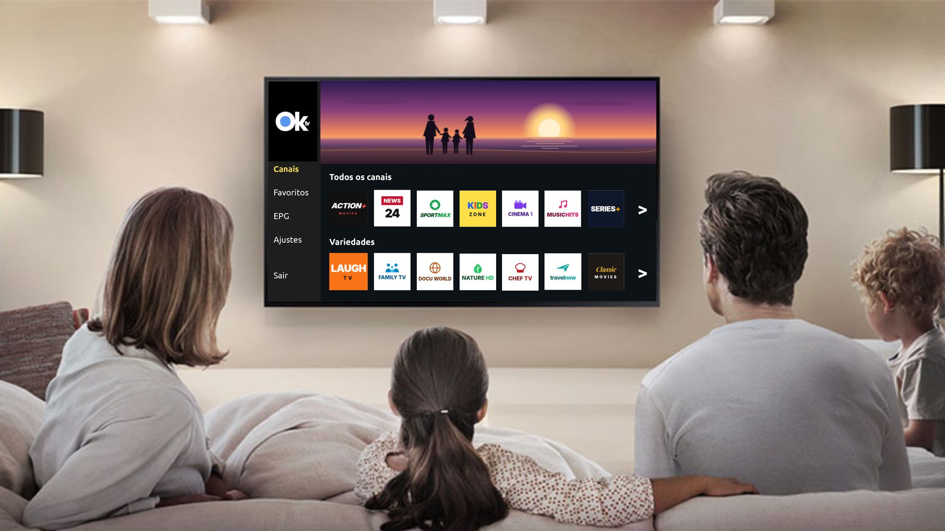 Uma família no sofá assistindo ao aplicativo do OKTV em uma TV de parede, com o guia de canais na tela.